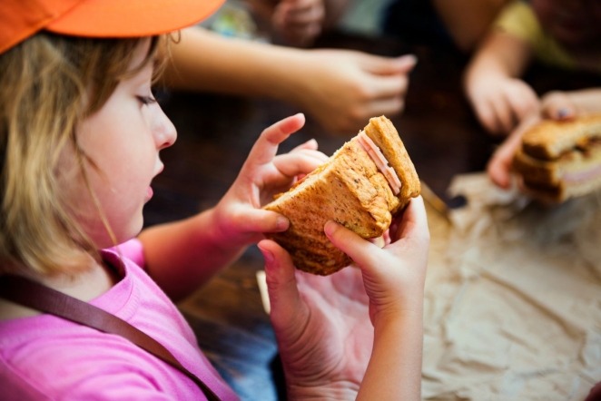 Roll’eat supera las 5.000 toneladas de aluminio evitadas gracias a la sustitución del papel de un solo uso en los almuer