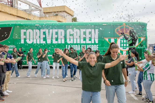 Social Energy y El Real Betis Féminas renuevan su energía en una visita cargada de emoción