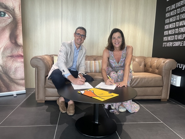 Grupo Moure y la Fundación Cruyff firman un acuerdo para promover la inclusión social a través de la movilidad sostenibl