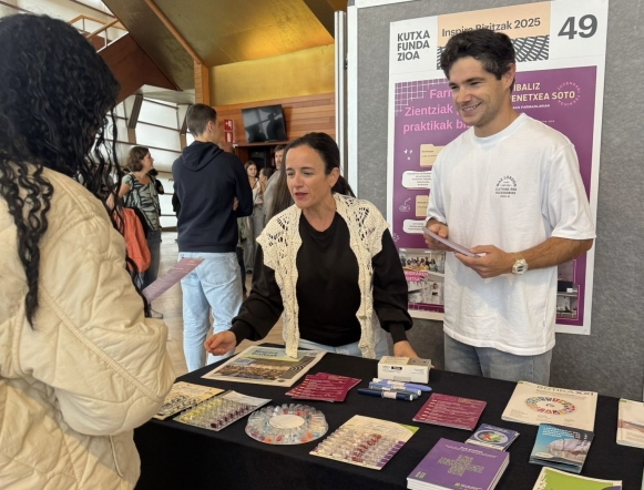 El Colegio de Farmacéuticos de Gipuzkoa acerca a jóvenes estudiantes las salidas y oportunidades de la profesión para or