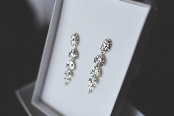 Plata minimalista, la tendencia de joyería para 2024