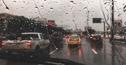 Consejos para mantener la seguridad al volante ante tormentas y riadas, según Allianz Partners