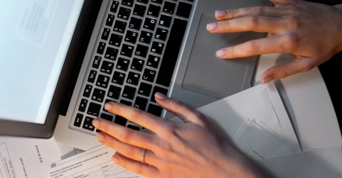 Redkom refuerza su servicio de factura electrónica para autónomos y pymes ante el avance de la digitalización obligatori