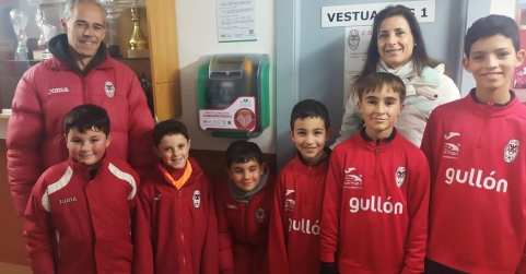 Aguilar de Campoo refuerza su cardioprotección con un nuevo desfibrilador en las instalaciones deportivas