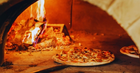 El horno de leña tradicional como la clave del éxito en la pizza artesanal