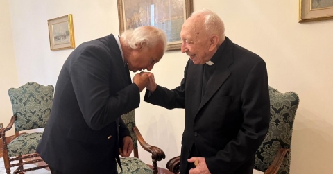 El cardenal Acerbi cumple 100 años en el Vaticano, acompañado del Dr. de la Peña, gurú de la longevidad