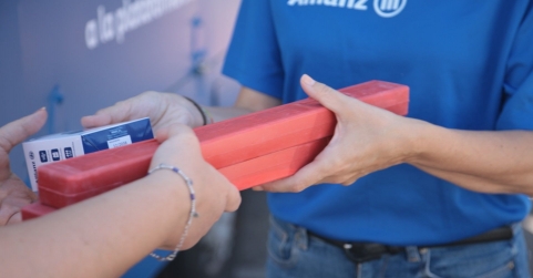Allianz convierte el fin del triángulo de emergencia en arte y en un movimiento de prevención colectiva