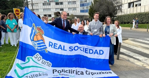 La Real Sociedad homenajea a Policlínica Gipuzkoa en su 50 aniversario con la izada de una bandera conmemorativa