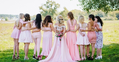 Vestidos de invitadas de boda disponibles en tiendas outlet con variedad y precios reducidos