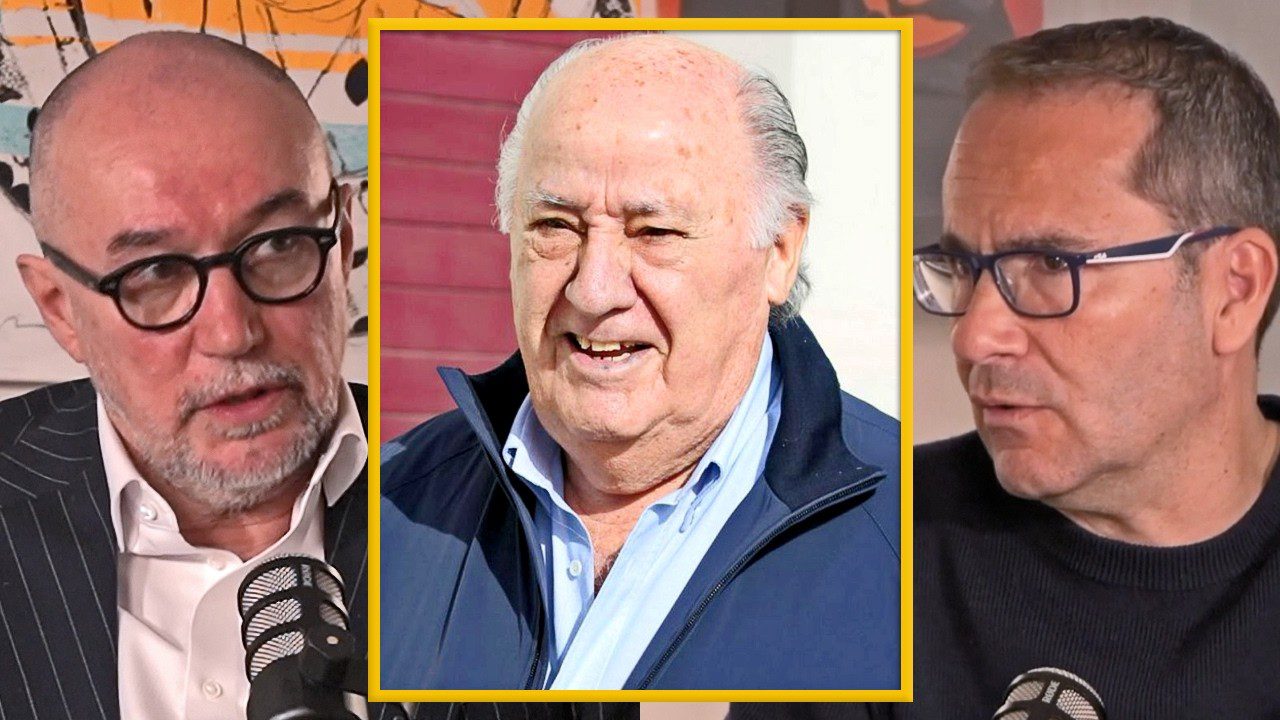 Como-cambio-la-vision-del-mundo-de-Amancio-Ortega-segun-sus-entrevistas | Diario-ABC.Com Three men in a broadcast setting; the middle man is highlighted with a yellow frame, wearing a blue jacket and light blue shirt.