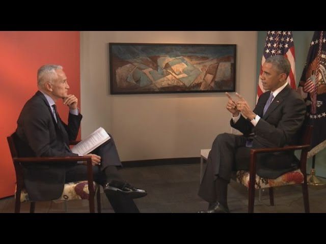 Que-ensenanzas-dejo-Barack-Obama-en-sus-entrevistas-mas-recordadas | Diario-ABC.Com Two men in suits sit facing each other in a studio interview setting, one holding papers with American flags and a painting in the background.