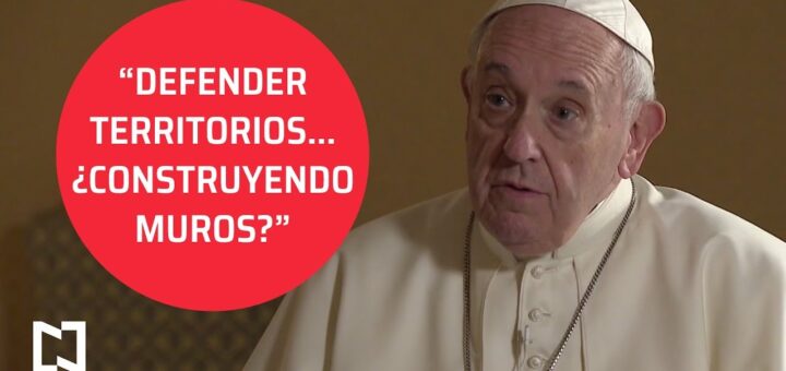 Pope Francis speaking, with a red speech bubble listing: “Defender territorios... ¿Construyendo muros?” on the left side.