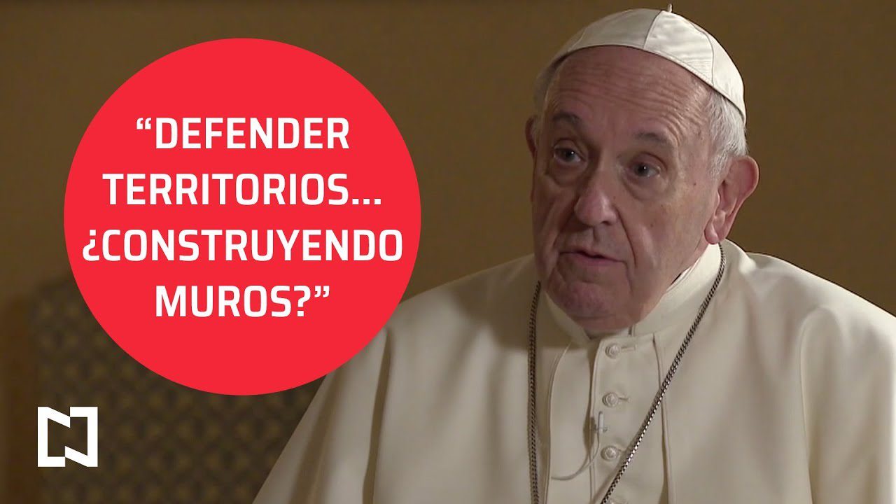 Como-cambio-la-vision-del-mundo-de-Papa-Francisco-segun-sus-entrevistas | Diario-ABC.Com Pope Francis speaking, with a red speech bubble listing: “Defender territorios... ¿Construyendo muros?” on the left side.