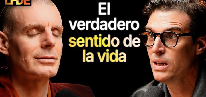 Two podcast hosts with microphones against a black background; the title 'El verdadero sentido de la vida' sits between them, with a logo in the top-left corner.
