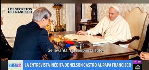 Pope Francis seated at a desk interviewing with a man, subtitles say 'Se levanta, se despierta solo.' in a formal room set.